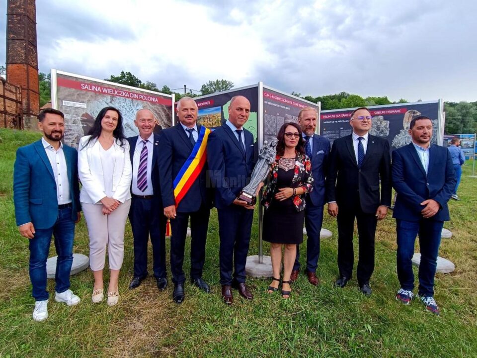 Reprezentanti ai delegatiei polone si ai autoritatilor romane la deschiderea expozitiei din Cacica