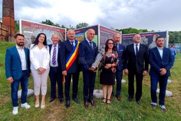 Reprezentanti ai delegatiei polone si ai autoritatilor romane la deschiderea expozitiei din Cacica