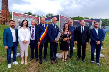 Reprezentanți ai delegației polone și ai autorităților române la deschiderea expoziției din Cacica