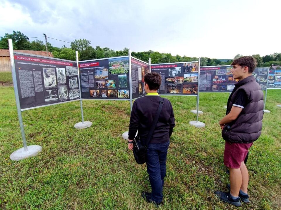 Primii vizitatori ai expoziției de la Cacica