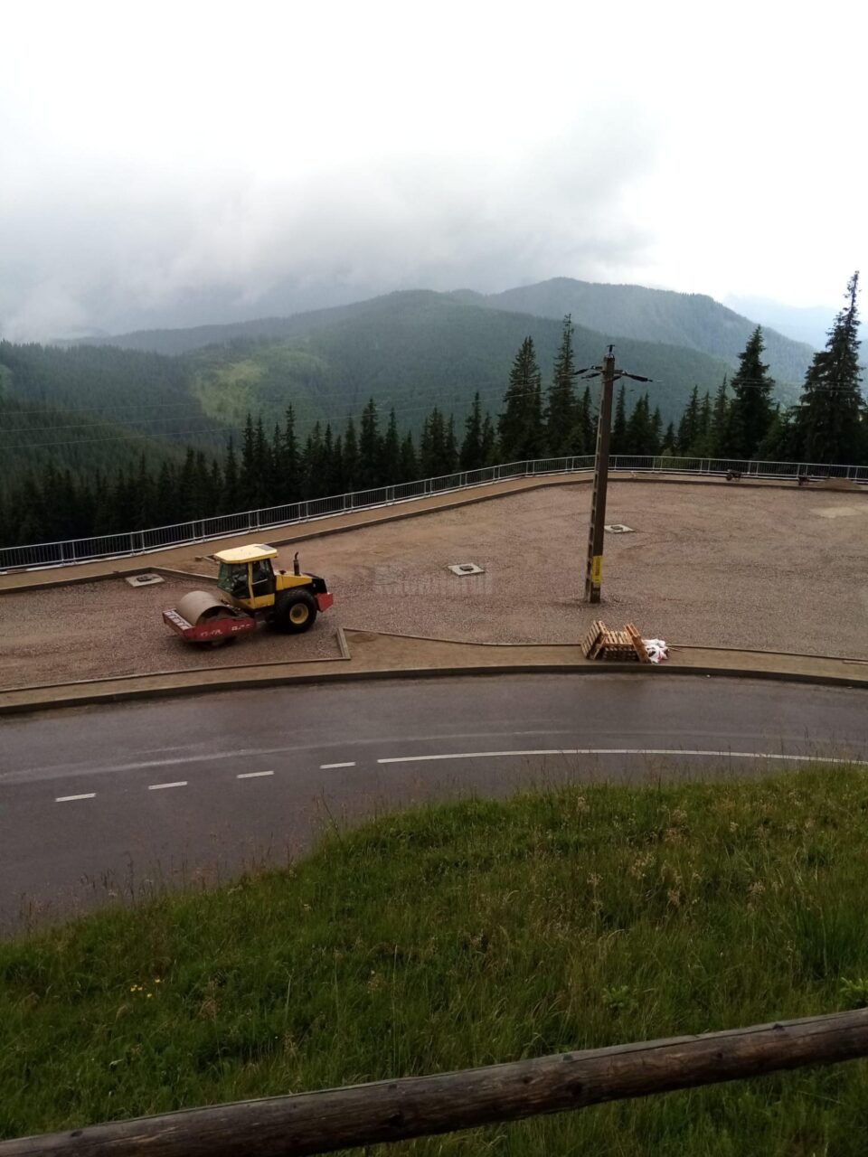 Parcare-panoramă amenajată de Consiliul Județean Suceava pe muntele Rarău