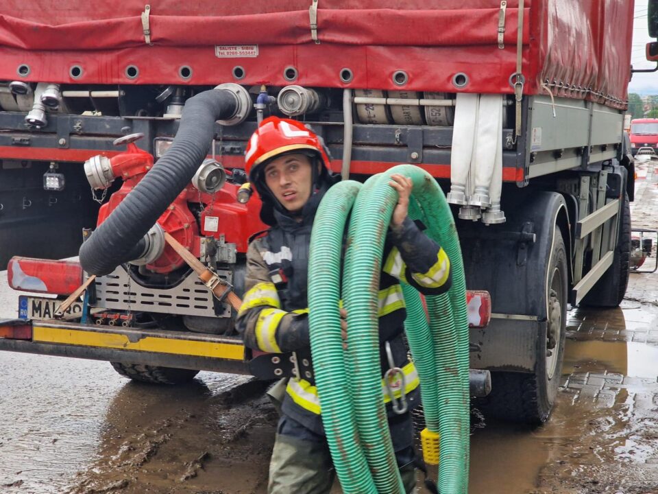 Aproape 30 de intervenții ale pompierilor, pentru evacuarea apei, la Câmpulung Moldovenesc și Sadova