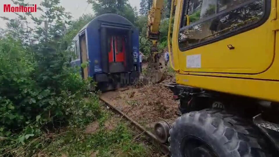 Trenuri blocate de aluviuni