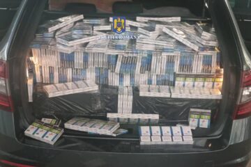 Arestați pentru contrabandă după ce nu au scăpat de urma polițiștilor nici după ce au abandonat mașina plină cu țigări