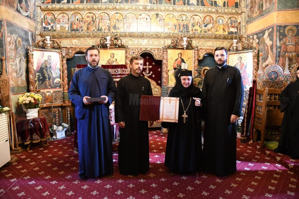 Stavrofora Gabriela Platon, stareța Mănăstirii Voroneț, a primit Ordinul „Crucea Bucovinei”, Foto: Constantin Ciofu Stavrofora Gabriela Platon, stareța Mănăstirii Voroneț, a primit Ordinul „Crucea Bucovinei”, Foto: Constantin Ciofu