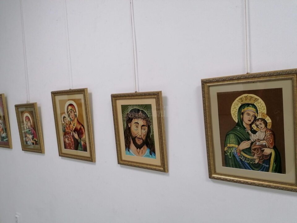 În icoanele cusute - pictură în ac - de Lidia Săbiuță, publicul descoperă „lumea dincolo de imperfecțiunile ei”
