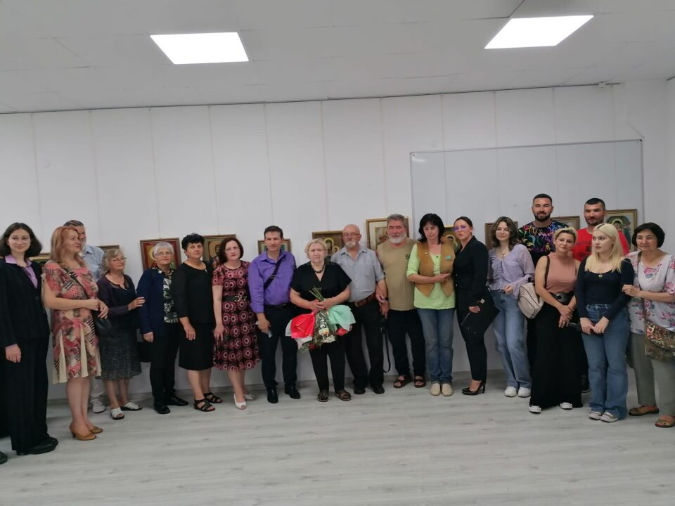 În icoanele cusute - pictură în ac - de Lidia Săbiuță, publicul descoperă „lumea dincolo de imperfecțiunile ei”