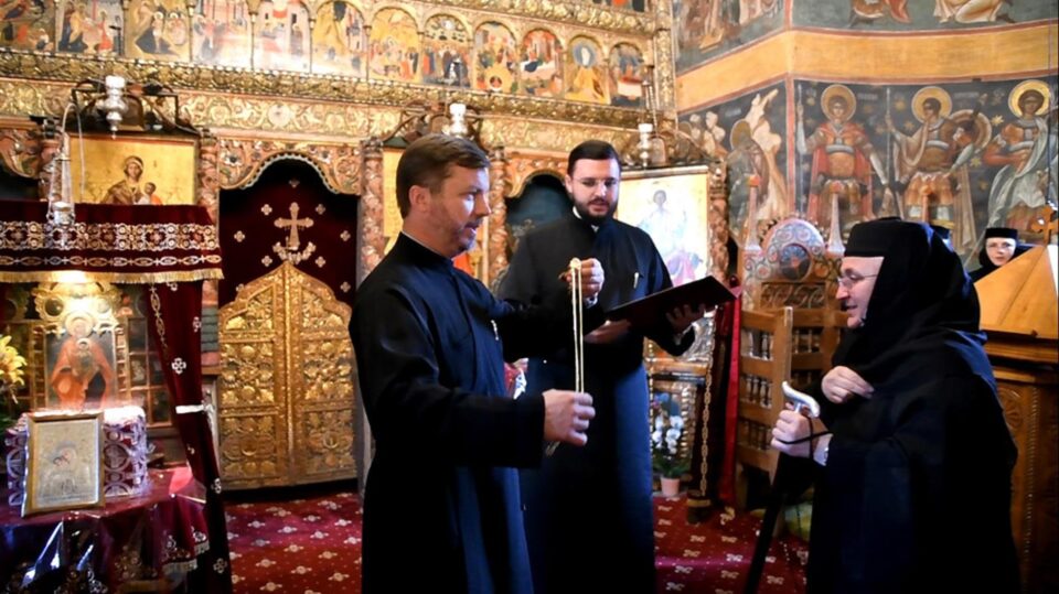 Stavrofora Gabriela Platon, stareța Mănăstirii Voroneț, a primit Ordinul „Crucea Bucovinei”, la împlinirea vârstei de 60 de ani. Foto Constantin Ciofu