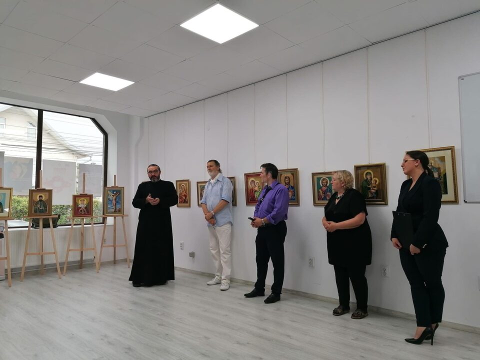 În icoanele cusute - pictură în ac - de Lidia Săbiuță, publicul descoperă „lumea dincolo de imperfecțiunile ei”