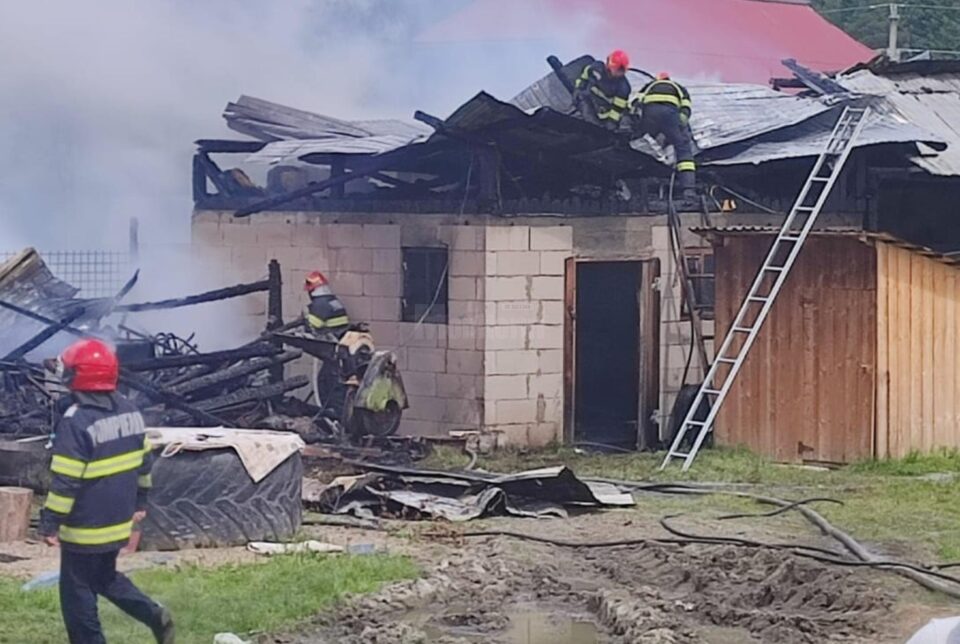 Locuință distrusă de un puternic incendiu, la Breaza