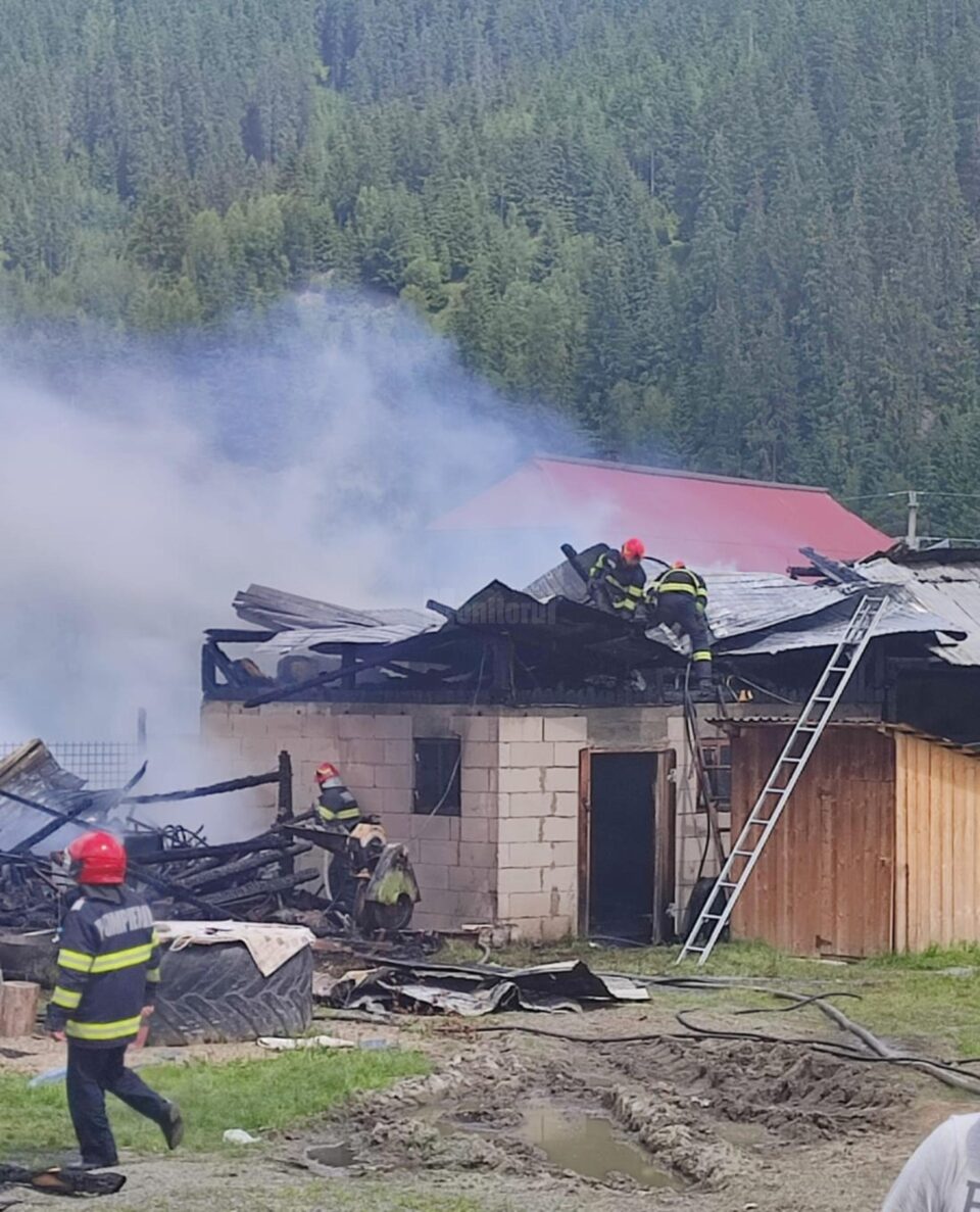 Locuință distrusă de un puternic incendiu, la Breaza