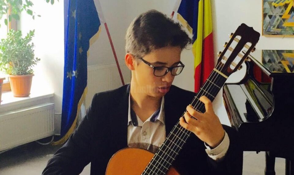 Recital extraordinar de chitară susținut de Samuel Duciuc, vineri, la Biblioteca Bucovinei