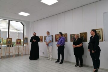 În icoanele cusute - pictură în ac - de Lidia Săbiuță, publicul descoperă „lumea dincolo de imperfecțiunile ei”