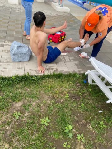 Încă un tânăr accidentat după ce a alunecat pe gresia udă la ștrandul de la Ițcani