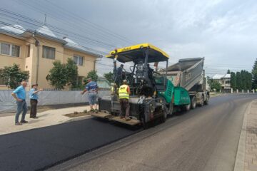 Primarul Eduard Dziminschi inspectează zilnic lucrările din comună