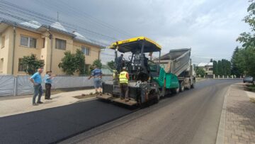 Primarul Eduard Dziminschi inspectează zilnic lucrările din comună