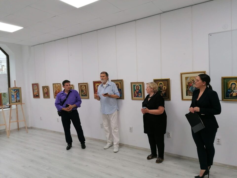 În icoanele cusute - pictură în ac - de Lidia Săbiuță, publicul descoperă „lumea dincolo de imperfecțiunile ei”