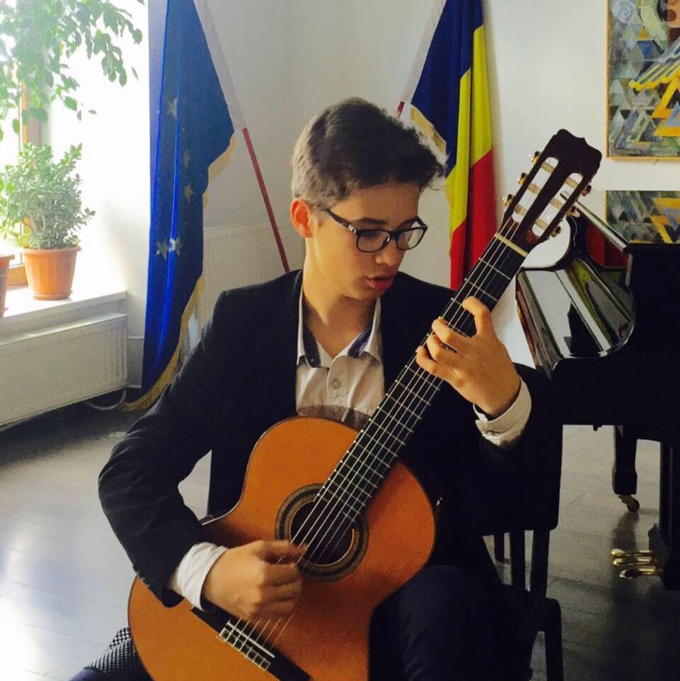 Recital extraordinar de chitară susținut de Samuel Duciuc, vineri, la Biblioteca Bucovinei Recital extraordinar de chitară susținut de Samuel Duciuc, vineri, la Biblioteca Bucovinei