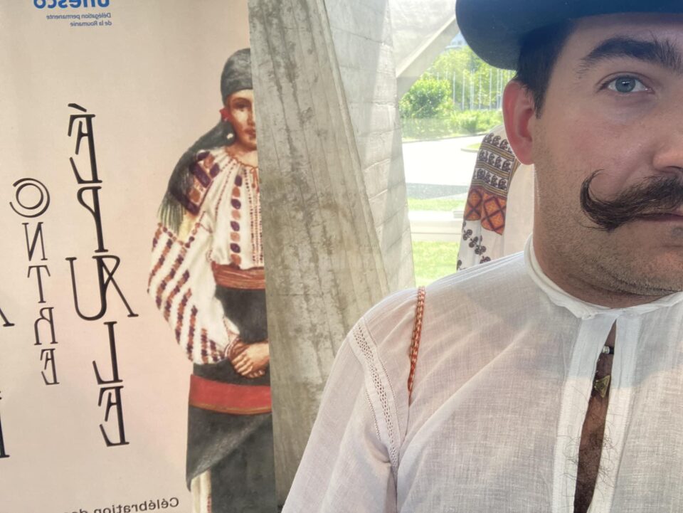Muzeograful Horațiu Silviu Ilea a fost prezent la sediul UNESCO cu costume tradiționale românești, inclusiv din zona Bucovinei Muzeograful Horațiu Silviu Ilea a fost prezent la sediul UNESCO cu costume tradiționale românești, inclusiv din zona Bucovinei