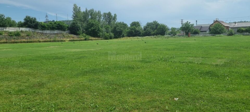 Corturile pentru refugiați de pe stadionul din Siret au fost strânse, iar siretenii îl pot folosi pentru sport