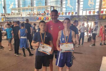 Andu Vornicu, alături de cei doi mici pugiliști suceveni