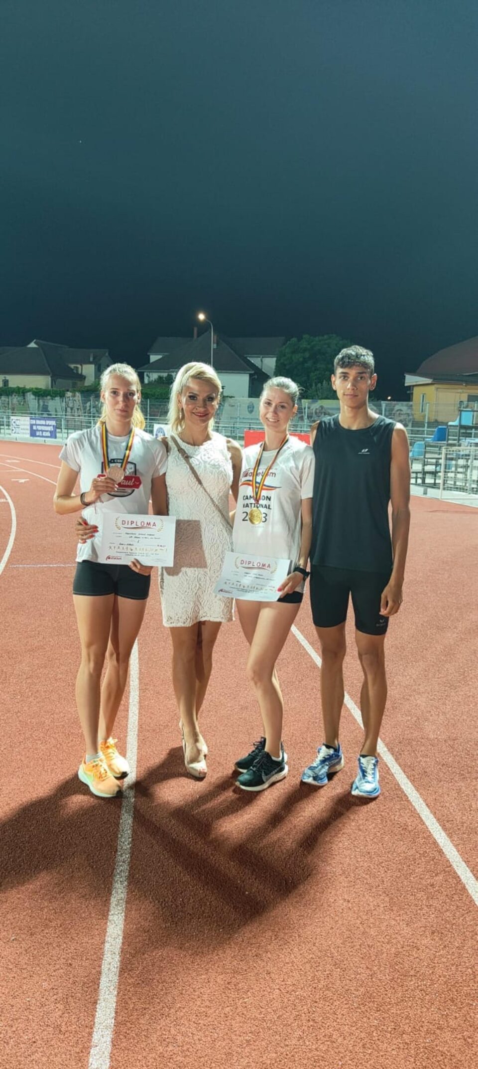 Cei trei sportivi, împreună cu antrenoarea Erzilia Țîmpău