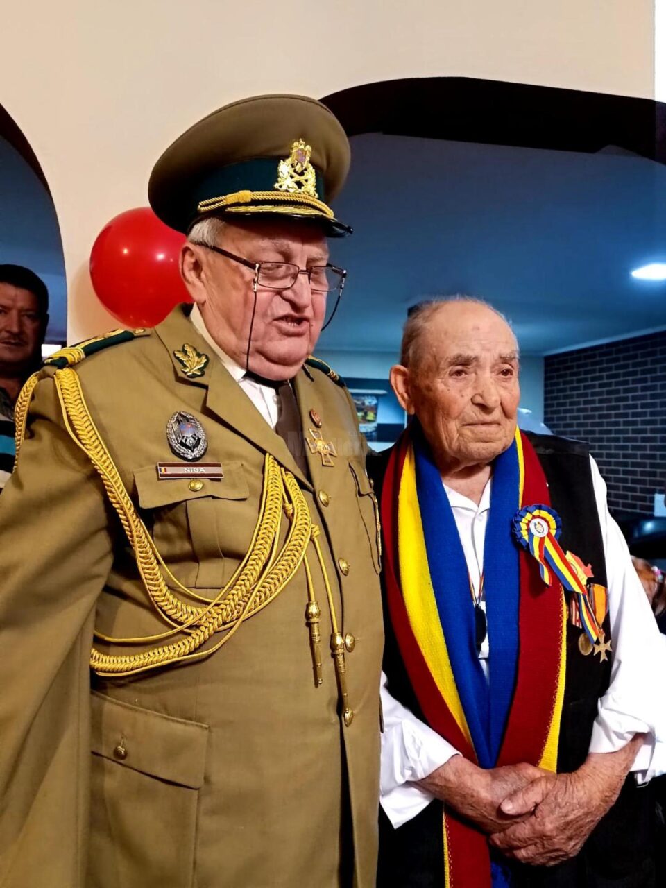 Sărbătoritul Emil Dascălu împreună cu reprezentantul Asociației Veteranilor de Război, col. rtg. Neculai Niga