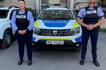 Agent principal Roxana Tcaciuc și agentul Ștefan Tărâță