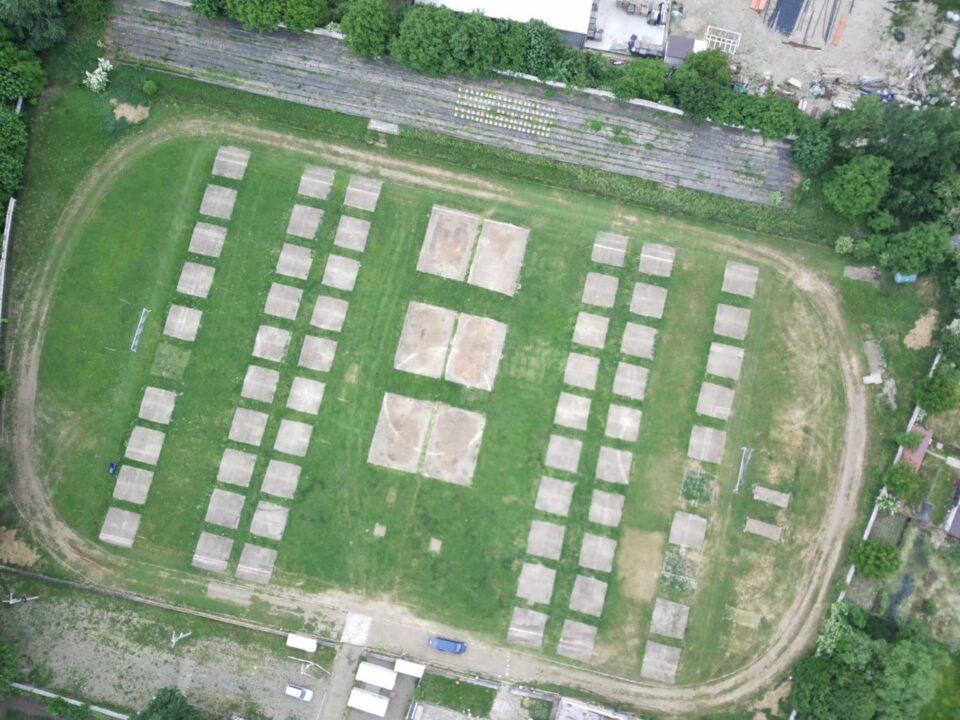 Corturile pentru refugiați de pe stadionul din Siret au fost strânse, iar siretenii îl pot folosi pentru sport