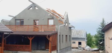 Furtuna a pus la pământ copaci, stâlpi de electricitate și a smuls acoperișuri de case