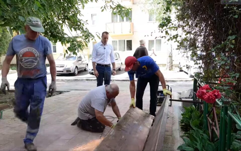 Acțiune în forță de îndepărtare a improvizațiilor de pe domeniul public, coordonată de viceprimarul Sucevei, Lucian Harșovschi