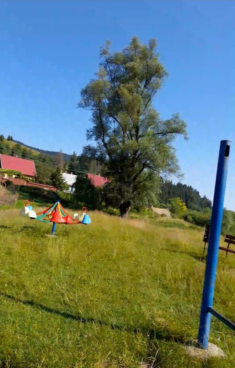 Copil rănit după ce bara de susținerea a unui scrânciob dintr-un spațiu de joacă din Putna s-a rupt și la lovit la cap