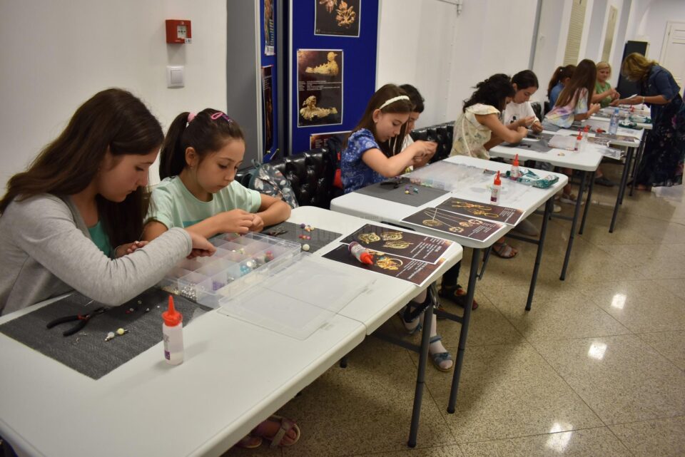 Aproape 100 de copii au participat la activitatea „Micii bijutieri – atelier de bijuterii medievale”, la Muzeul de Istorie Suceava