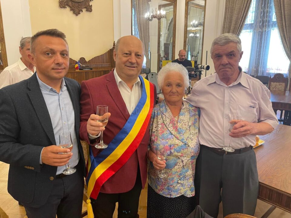 Primăria Vatra Dornei a premiat 19 „cupluri de aur” care au împlinit 50 de ani de căsnicie