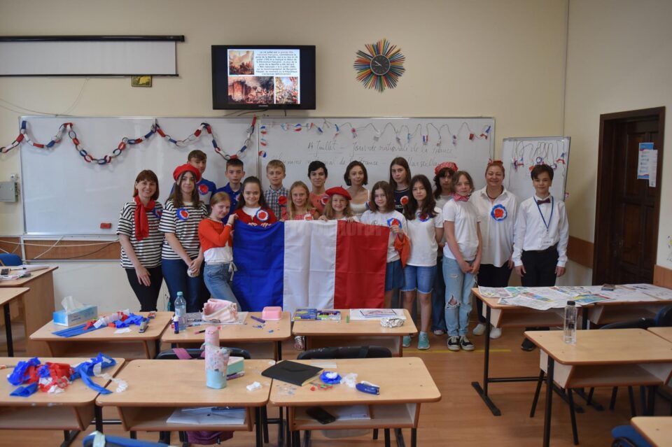 Ateliere de creație pentru copii organizate în cadrul Școlii de vară „Să descoperim limba franceză de la o vârstă fragedă” Ateliere de creație pentru copii organizate în cadrul Școlii de vară „Să descoperim limba franceză de la o vârstă fragedă”
