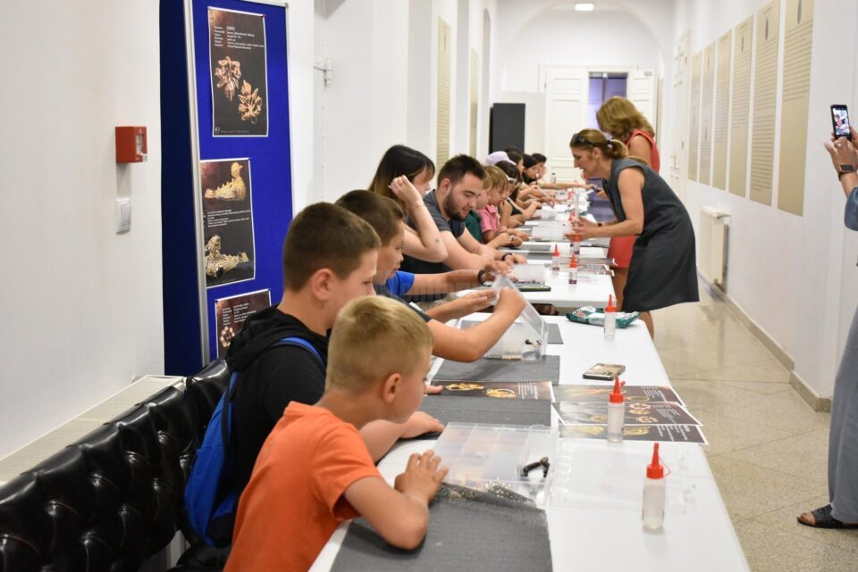 Aproape 100 de copii au participat la activitatea „Micii bijutieri – atelier de bijuterii medievale”, la Muzeul de Istorie Suceava