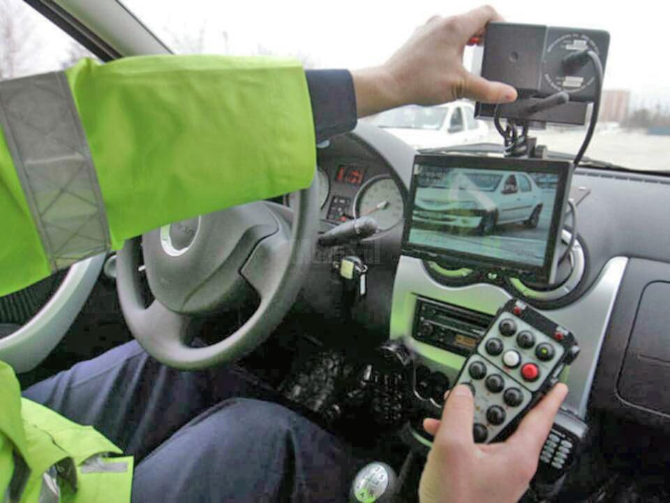 Un șofer de 81 de ani, cu dreptul de a conduce suspendat, prins cu 97 km/h în localitate