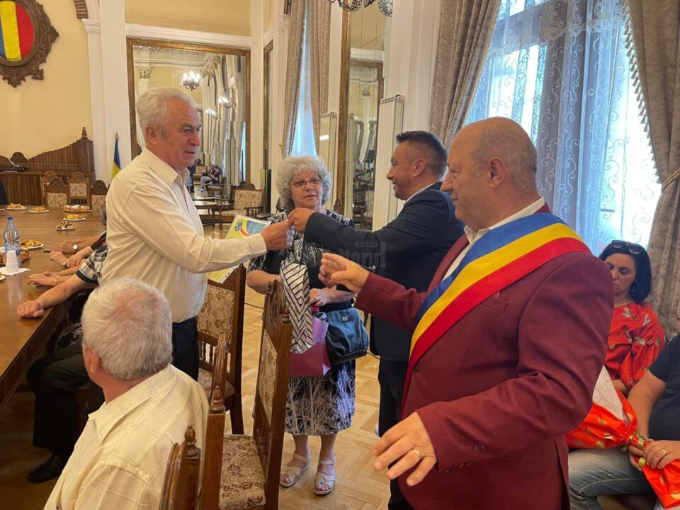Primăria Vatra Dornei a premiat 19 „cupluri de aur” care au împlinit 50 de ani de căsnicie