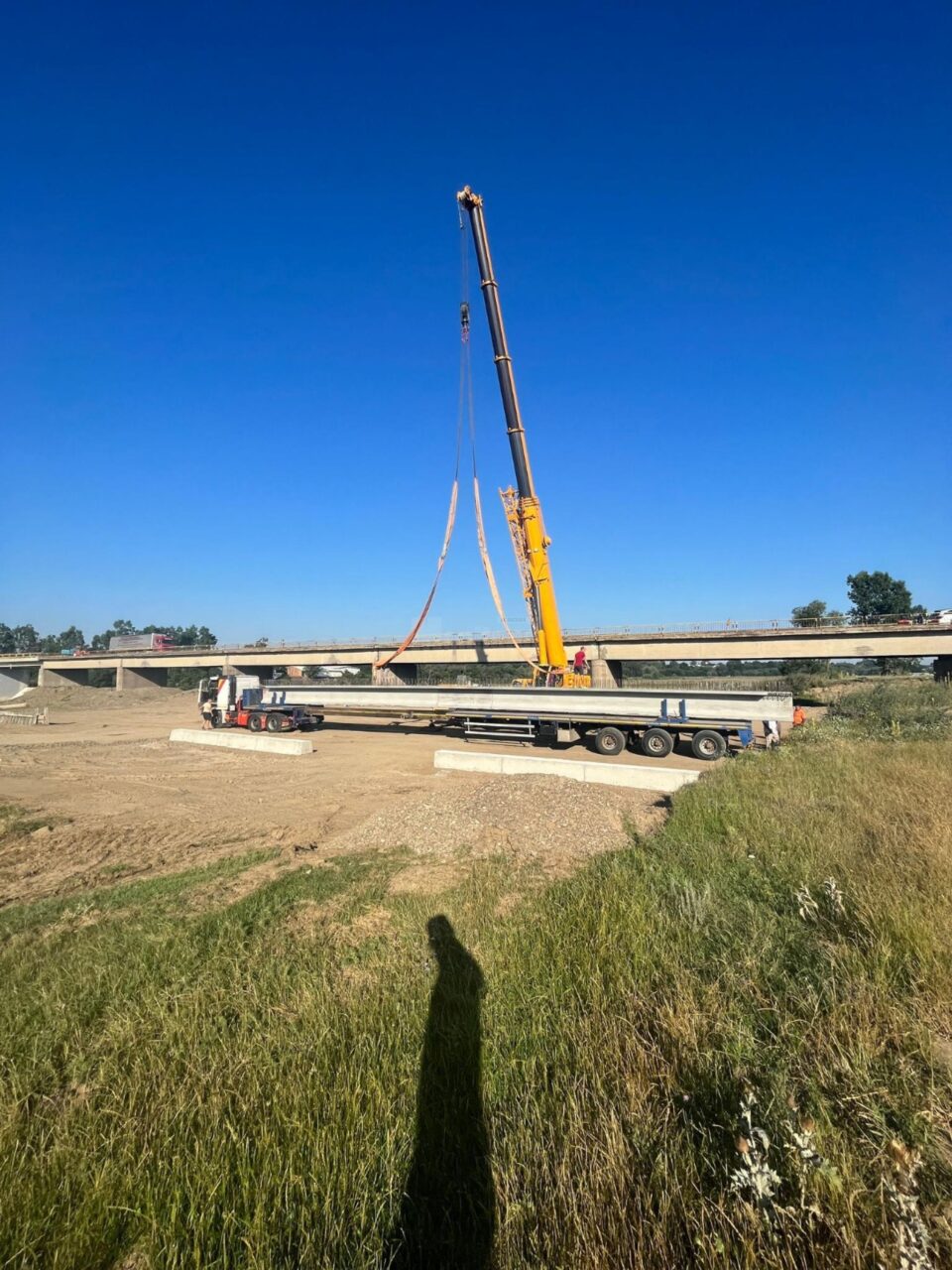 La baza podului au început să ajungă grinzile necesare structurii