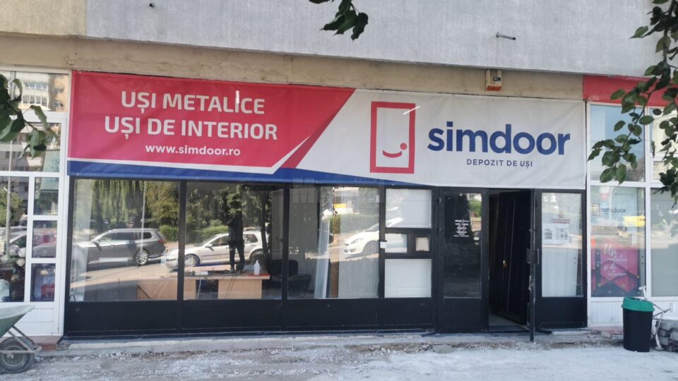Zeci de variante de uși în fața clientului, livrare rapidă și accent pus pe consultanță pentru alegerea potrivită
