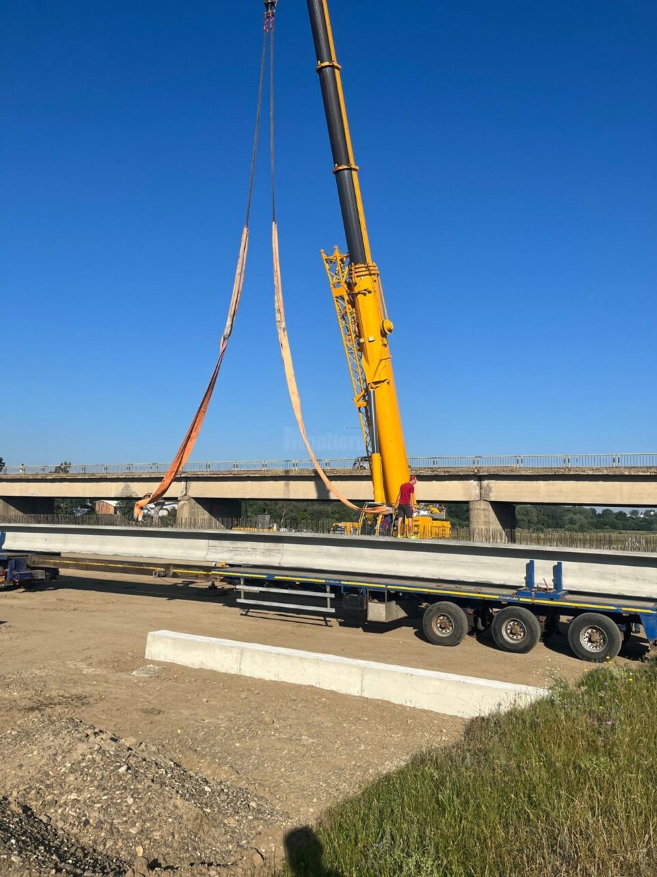 La baza podului au început să ajungă grinzile necesare structurii