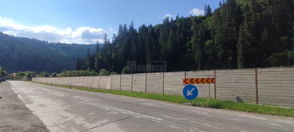 Zidul de sprijin de pe DN 17 B din localitatea Broșteni