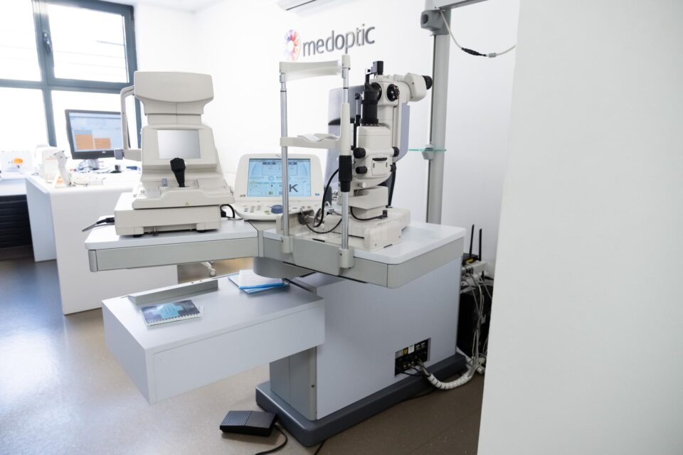Consult oftalmologic gratuit la Clinica Medoptic în contract cu Casa Județeană de Asigurări de Sănătate Suceava