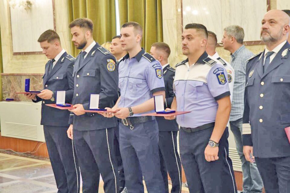 Agentul Adrian Boștiog (al doilea din dreapta) a primit Emblema de Onoare