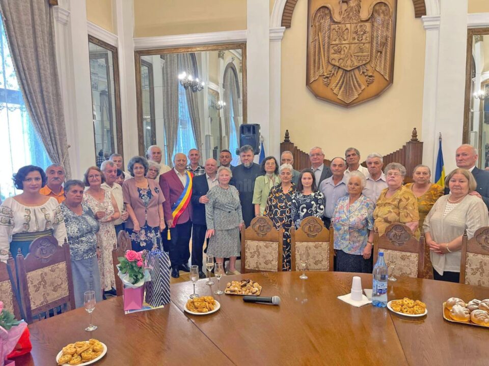 Primăria Vatra Dornei a premiat 19 „cupluri de aur” care au împlinit 50 de ani de căsnicie