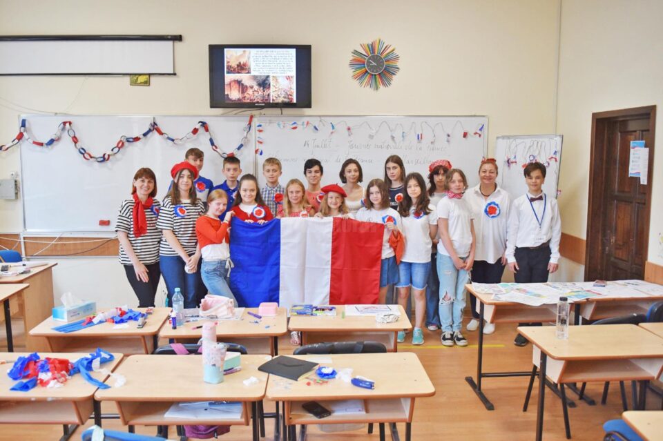 Ateliere de creație pentru copii organizate în cadrul Școlii de vară „Să descoperim limba franceză de la o vârstă fragedă”