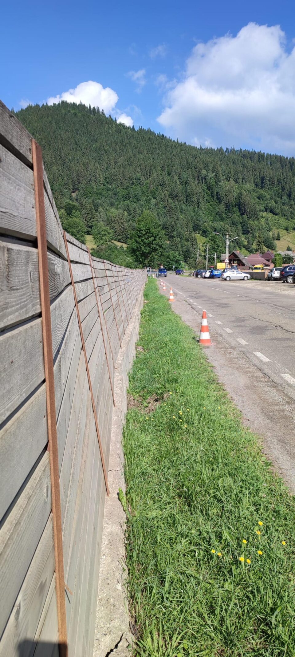 Zidul de sprijin de pe DN 17 B din localitatea Broșteni