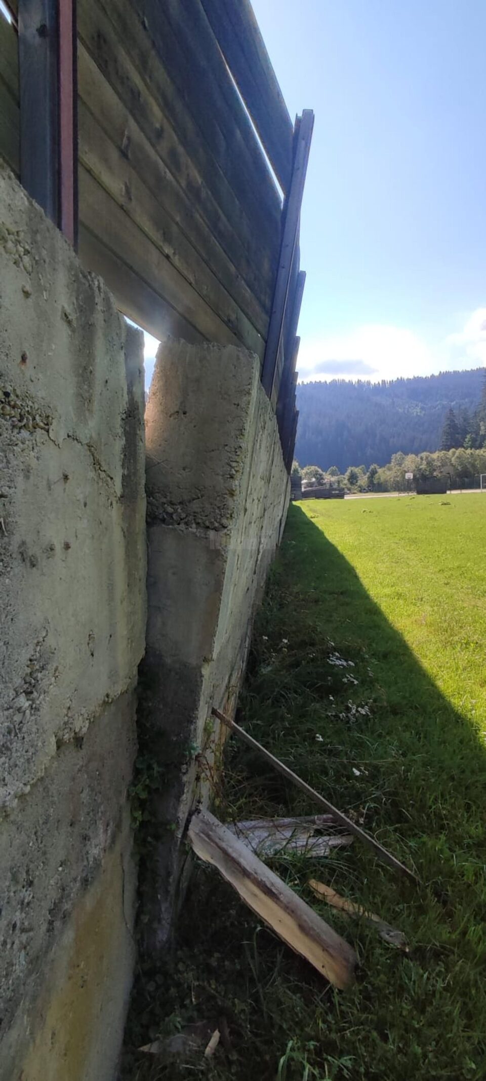 Zidul de sprijin de pe DN 17 B din localitatea Broșteni