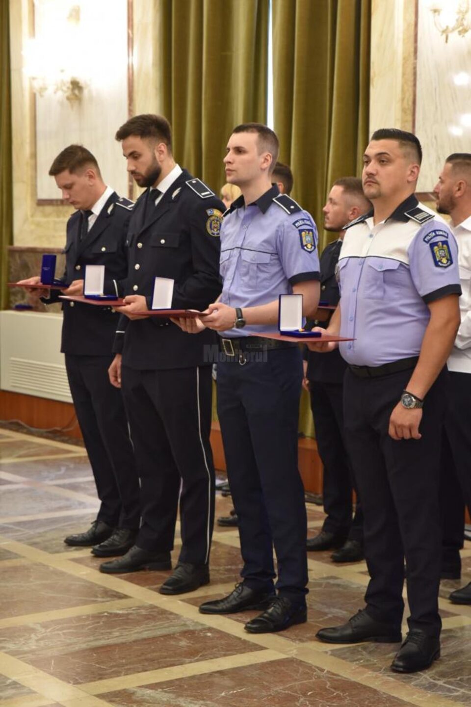 Agentul Adrian Boștiog (primul din dreapta) a primit Emblema de Onoare a MAI