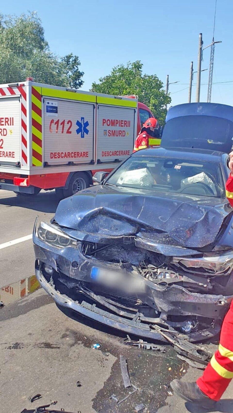 Un microbuz și două autoturisme, implicate într-un accident cu doi răniți